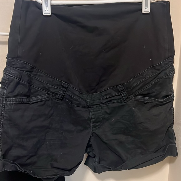LOT - H&M nursing top and Thyme Maternity high waisted pregnancy shorts - Picture 3 of 4